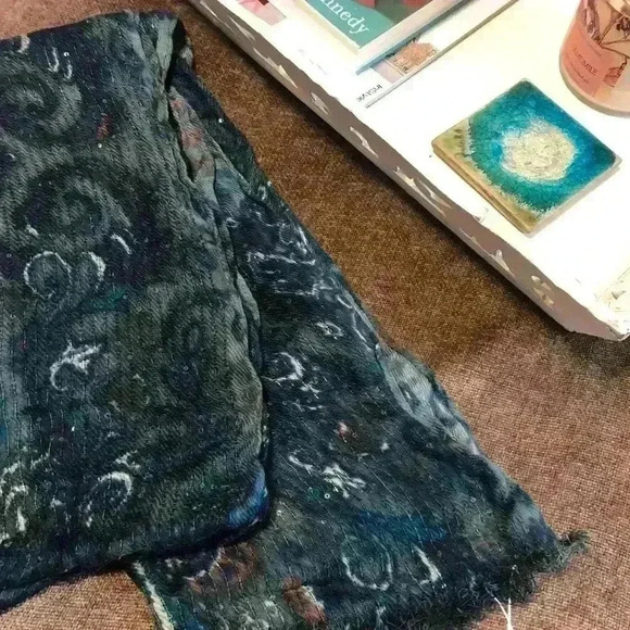NWT Green Patterned Scarf with Sequins - Picture 3 of 7
